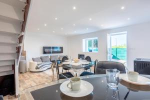 a dining room and living room with a table and chairs at Magnifique Maison 5 Personnes in Saint-Martin-des-Fontaines