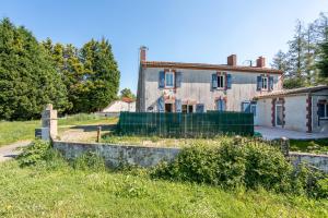 an old house in the middle of a field at Magnifique Maison 5 Personnes in Saint-Martin-des-Fontaines