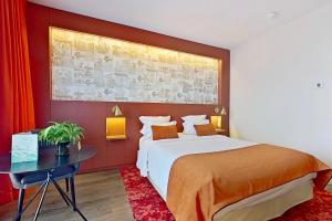 Llit o llits en una habitació de Aquabella Hôtel & Spa