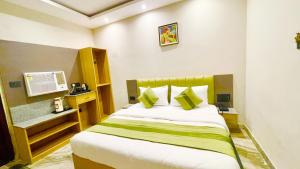Postel nebo postele na pokoji v ubytování HOTEL PREMIUM K-P Near Mansa mata Temple and Railway station -Fully Air conditioned Rooms with Wifi-LIFT and Restaurant- A Top Rated Hotel In Haridwar