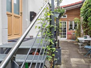 a ladder leading up to a house with a plant at seeglueck OASE - Charmante Unterkunft mit Garten Gästezimmern und Tiny House nahe Universität Insel Mainau und See in Konstanz in Konstanz