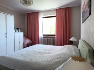 Ένα ή περισσότερα κρεβάτια σε δωμάτιο στο Zimmer mit Sonnenaufgang, Kühlschrank, Ventilator und ruhiger Innenhof Obergeschoss bei Koberstein