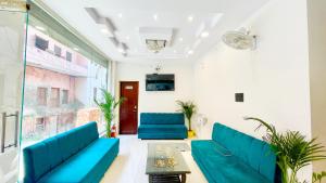 Posezení v ubytování HOTEL PREMIUM K-P Near Mansa mata Temple and Railway station -Fully Air conditioned Rooms with Wifi-LIFT and Restaurant- A Top Rated Hotel In Haridwar + 7 fotografií