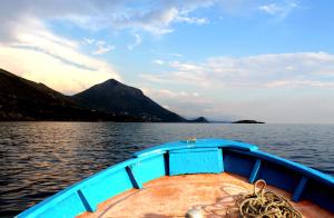 馬拉泰亞的住宿－Il Vecchio e Il Mare Maratea，蓝色的船在一大片水中