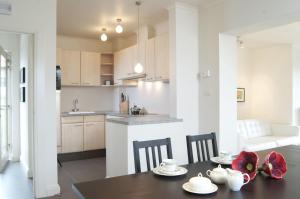 a kitchen and dining room with a table and chairs at Vakantiehuis Marsnil in Heers