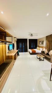 - un grand salon avec deux lits et un canapé dans l'établissement SGI Vacation Club Villa @ Damai Laut Holiday Resort, à Lumut