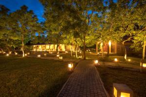 Zahrada ubytování Yala Chalets by Lalan Leisure
