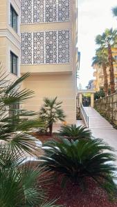 un edificio con palmeras junto a una pasarela en Cleopatra Beach Luxury, en Alanya