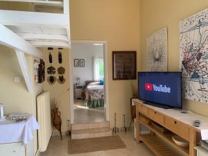 Televízia a/alebo spoločenská miestnosť v ubytovaní Amfiteatrico Sea View - Kalamos Attiki