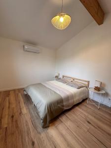 En eller flere senge i et værelse på Maison Calista