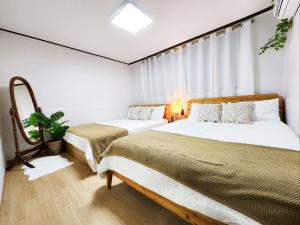 Postel nebo postele na pokoji v ubytování Eunyoung Stay
