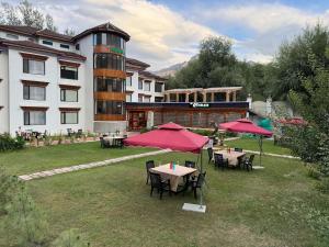 Zahrada ubytování The Highland Mountain Resort & Spa Kargil