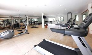Fitness centrum a/nebo fitness zařízení v ubytování Hotel Santika Premiere Semarang