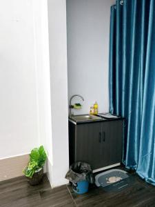カントーにあるMie Homestay 3 Cần Thơの洗面台とトイレ付きのバスルーム
