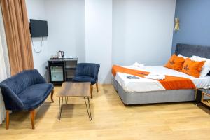 A television and/or entertainment centre at ZOOM HOTEL