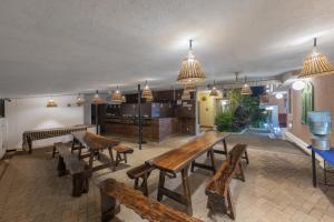 Habitación con bancos y mesas en un edificio en Echor Avontade Pool Villas Anjuna Goa, en Anjuna