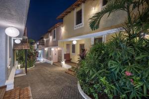 un callejón vacío en un edificio por la noche en Echor Avontade Pool Villas Anjuna Goa, en Anjuna