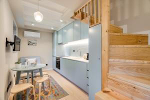 - une petite cuisine avec une table et deux tabourets dans l'établissement Figueirôa Four Houses by DA'Home, à Porto 138 autres photos