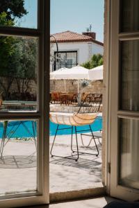 una ventana con vistas a una mesa y una sombrilla en La Grenadine Hotel, en Alacati