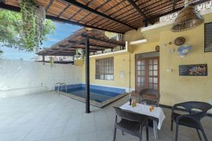 Un patio de una casa con una mesa y sillas. en Echor Avontade Pool Villas Anjuna Goa, en Anjuna 32 fotos más