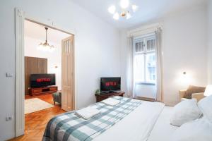Posteľ alebo postele v izbe v ubytovaní Beautiful Spacious Three-Room Suite Close to Buda Castle + 20 fotografií