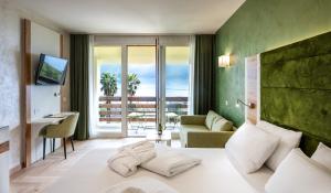 A television and/or entertainment centre at Hotel Caravel