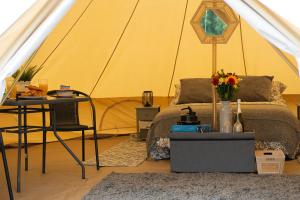 Posezení v ubytování Forest Edge Glamping
