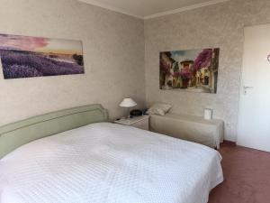 Ένα ή περισσότερα κρεβάτια σε δωμάτιο στο Zimmer mit Sonnenaufgang, Kühlschrank, Ventilator und ruhiger Innenhof Obergeschoss bei Koberstein