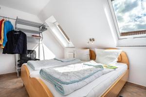 Postel nebo postele na pokoji v ubytování hs13og Fewo mit Müritzblick Reihe1