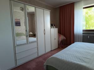 Postel nebo postele na pokoji v ubytování Zimmer mit Sonnenaufgang, Kühlschrank, Ventilator und ruhiger Innenhof Obergeschoss bei Koberstein + 32 fotografií