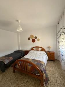 1 dormitorio con cama, mesita de noche y cama sidx sidx sidx sidx sidx en Casa los Huertecillos, en Nívar