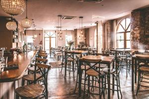 a restaurant with tables and chairs in a room at Hotel Casa Panama in Panama City