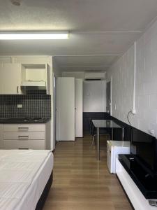 a room with a bed and a kitchen and a table at Ban Ban Springs Roadhouse and Motel in Dundarrah