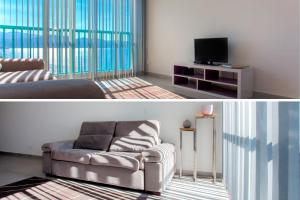 ein Wohnzimmer mit Sofa und Fernseher in der Unterkunft Studio Marine du Soleil in Patrimonio