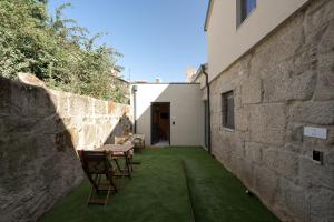 une cour avec des chaises et une table dans un bâtiment dans l'établissement Figueirôa Four Houses by DA'Home, à Porto