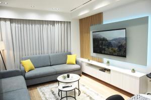 a living room with a couch and a tv at Dream House Enia 4 in Shkodër