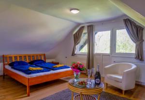 Χώρος καθιστικού στο Lakeside Harmony Garden Villa