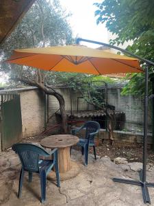 Patio nebo venkovní prostory v ubytování Chambre en bois dans une ancienne bâtisse