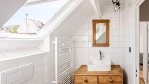 a bathroom with a sink and a window at Villa Samzun 5 bedrooms in Bangor +22 photos