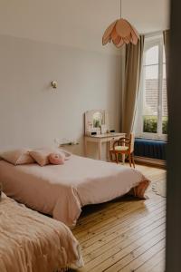 una camera da letto con un letto, una scrivania e una finestra di Maison Sollier a Sainte-Croix Altre 70 foto