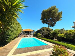 Bazén v ubytování Cannes Charming Villa Private Pool, Total Privacy & Southern Sun still availability in August nebo v jeho okolí