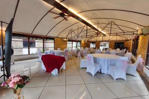 salę bankietową z białymi stołami i białymi krzesłami w obiekcie AlSafina Kijal Beach Resort & Restaurant w mieście Kijal +40 zdjęć