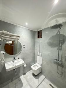 Bilik mandi di Bruno's Rooms