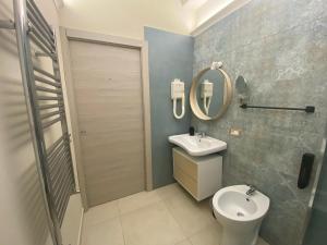 a bathroom with a toilet and a sink and a mirror at Casa CONTESSE MESSINA ideale per famiglie e gruppi, vicino lo Stadio in Messina +40 photos