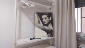 una pintura de una mujer en una pared en un baño en Il Piccolo Rifugio, en Turín