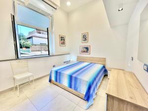 une chambre avec un lit et une fenêtre dans l'établissement Oltremare, just 200m from the beach, by Alfareal, à Castiglione della Pescaia