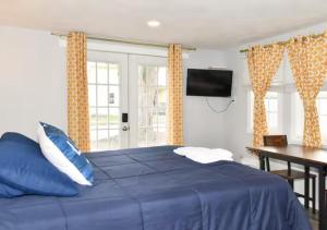Uma cama ou camas num quarto em Walk to Parks! Dining & Lake! Close to Hike Trails!