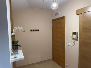 a hallway with a door and a white wall at Ático La Quinta Esencia in Negreira