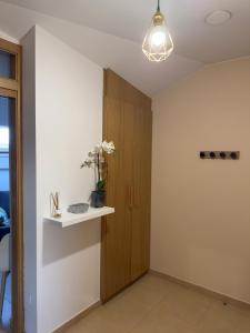 a room with a wooden door and a shelf at Ático La Quinta Esencia in Negreira