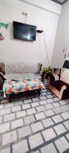 Μια τηλεόραση ή/και κέντρο ψυχαγωγίας στο Sanjay Homestay